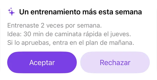 Sugerencia del coach de IA con los botones Aprobar y Descartar